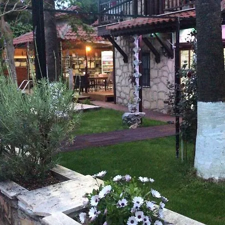 Adalis Boutique * Side